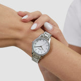 s.Oliver Armbanduhr - zeitlos mit funkelnden Steinen