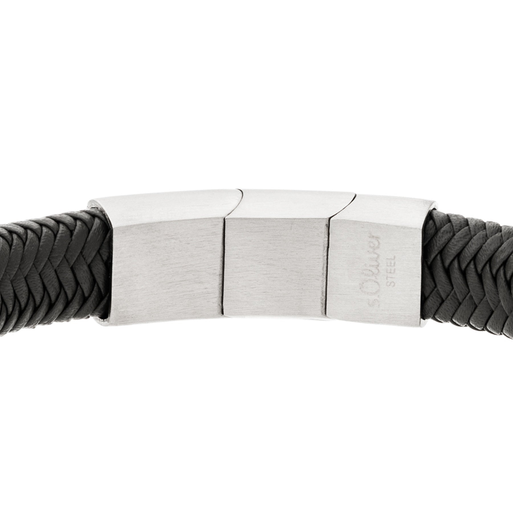 Nahaufnahme des silberfarbenen Edelstahl-Magnetverschlusses am schwarzen geflochtenen s.Oliver Basic Leather Armband.