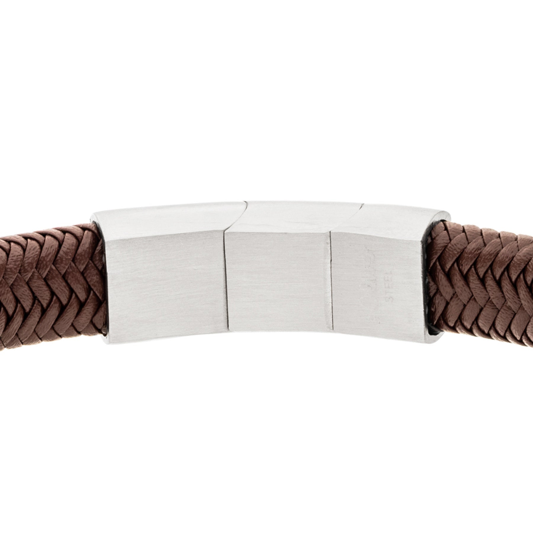 Nahaufnahme des silberfarbenen Edelstahl-Magnetverschlusses am braunen geflochtenen s.Oliver Basic Leather Herren-Armband.
