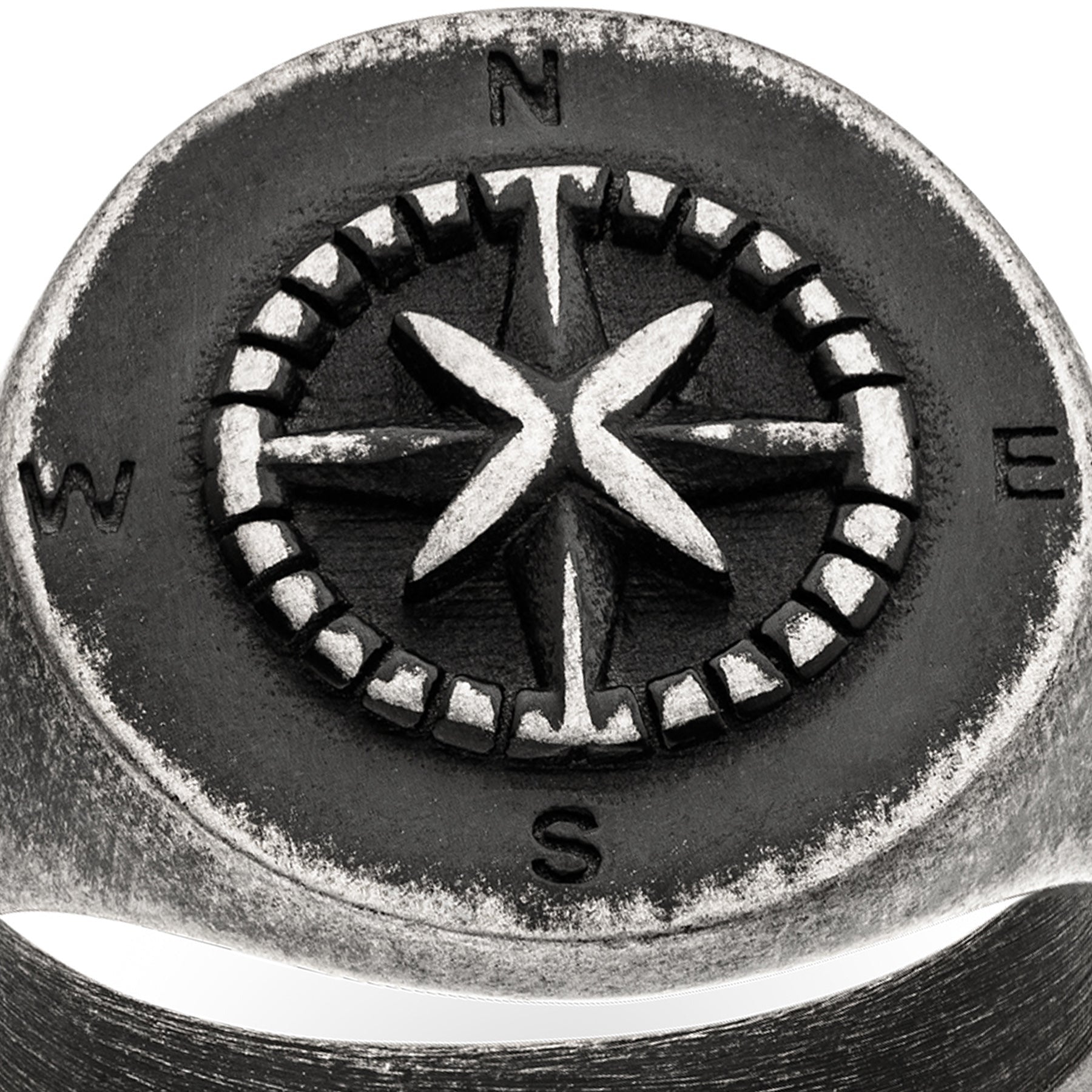 Frontansicht des s.Oliver Herrenrings Compass in Größe 62 mit rundem Kompass-Design.
