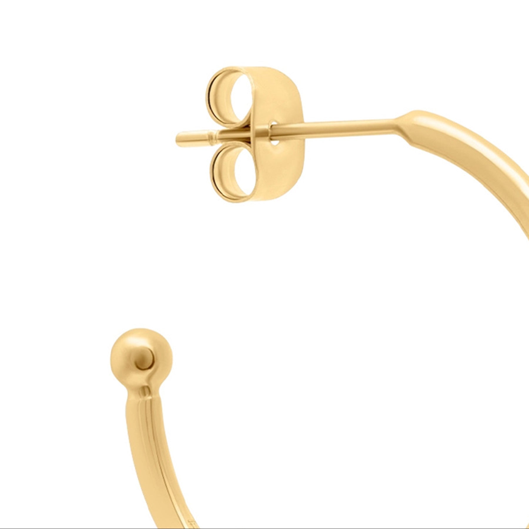 Detailaufnahme einer goldfarbenen s.Oliver Knots Creole mit offener, geschwungener Form, glänzender Oberfläche und Steckverschluss auf weißem Hintergrund. Zeitloser Ohrschmuck im minimalistischen Design.