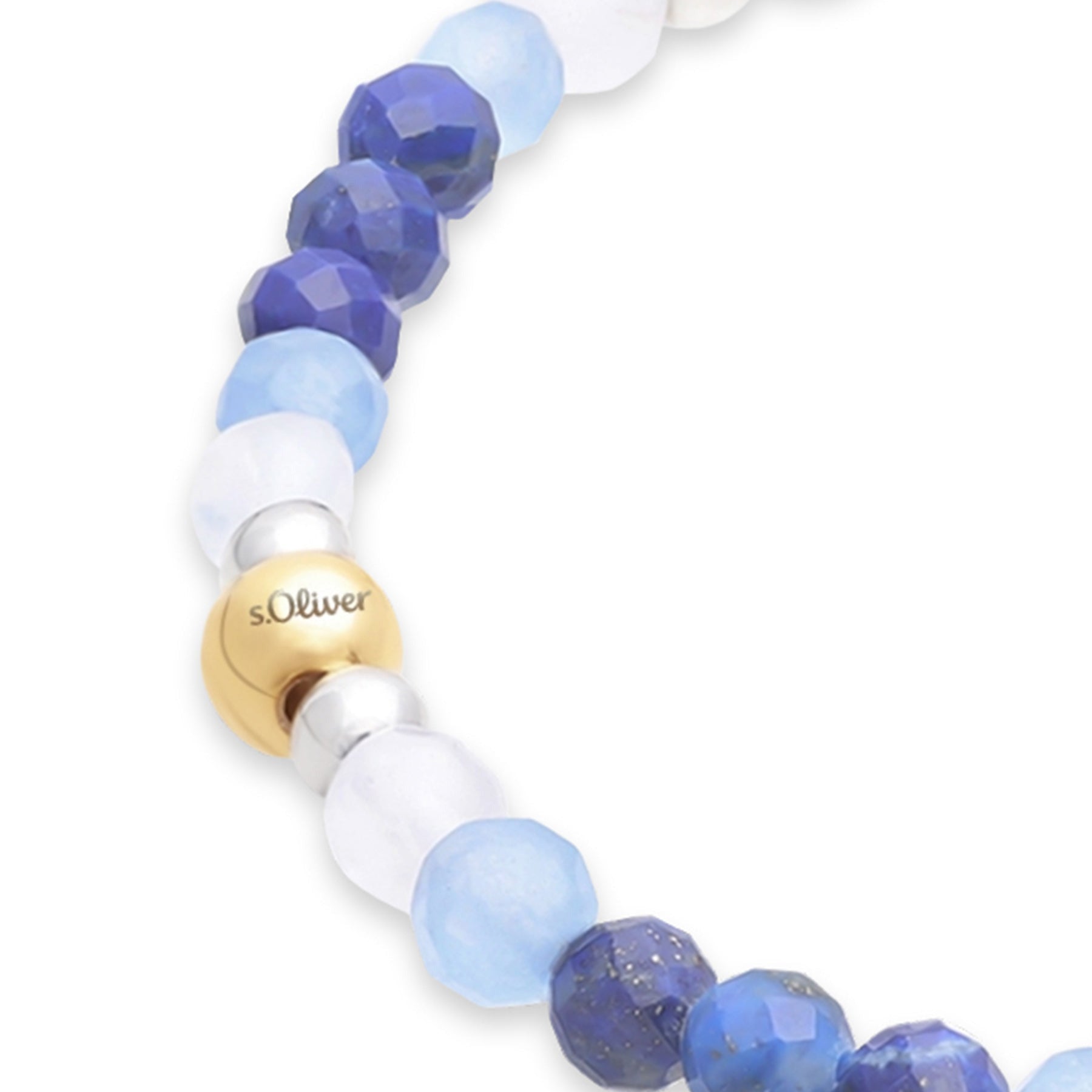 Seitliche Detailansicht des s.Oliver Armbands Colorful Blues mit verschiedenfarbigen blauen Beads und goldfarbenen Akzenten.