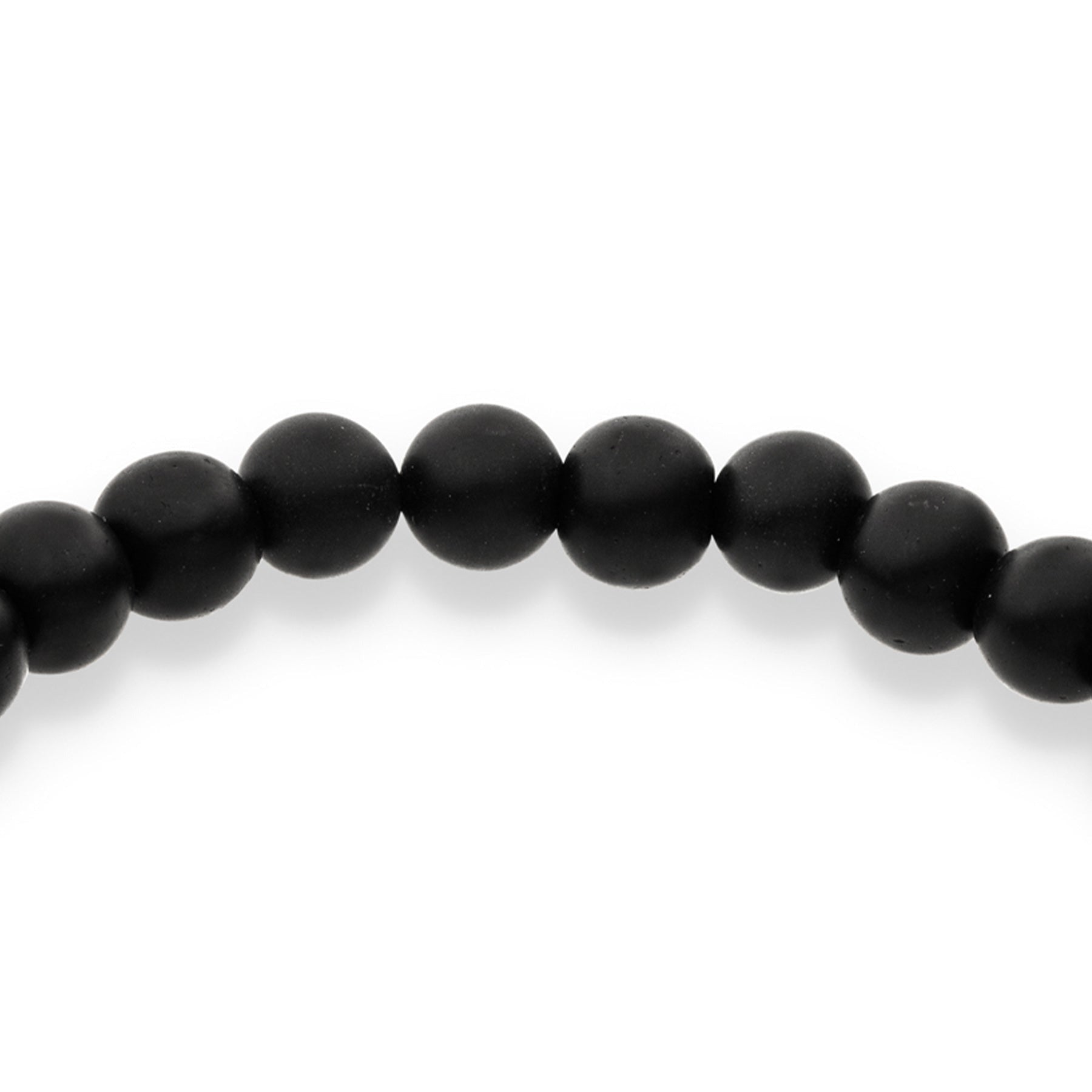 Schwarzes s.Oliver Jungenarmband mit matten schwarzen Perlen. Das elastische Perlenarmband ist zeitlos designt und angenehm zu tragen.