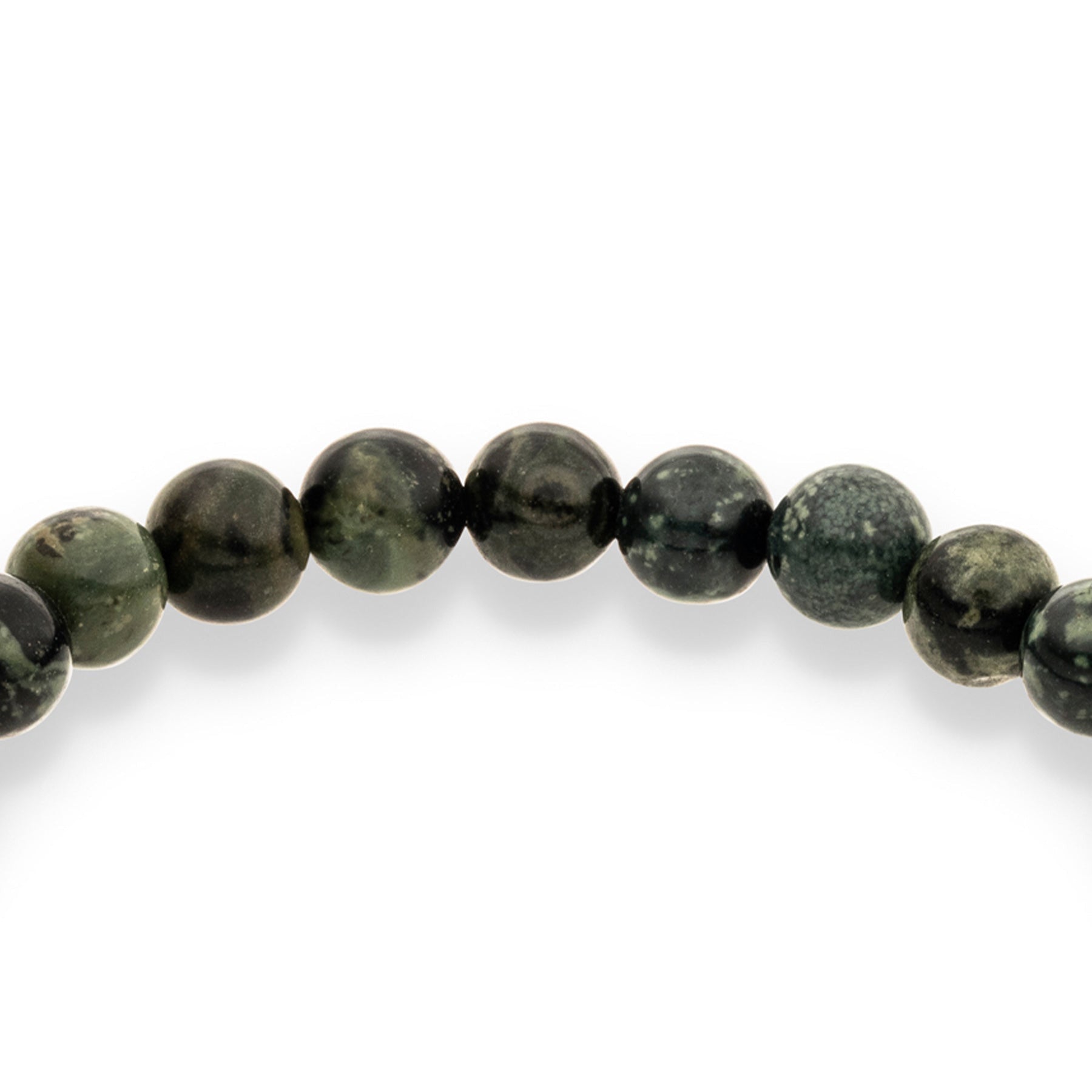Detailaufnahme des s.Oliver Jungen armbands mit grün-schwarz gemusterten Natursteinperlen. Die individuelle Maserung der Steine macht jedes Armband zu einem Unikat.