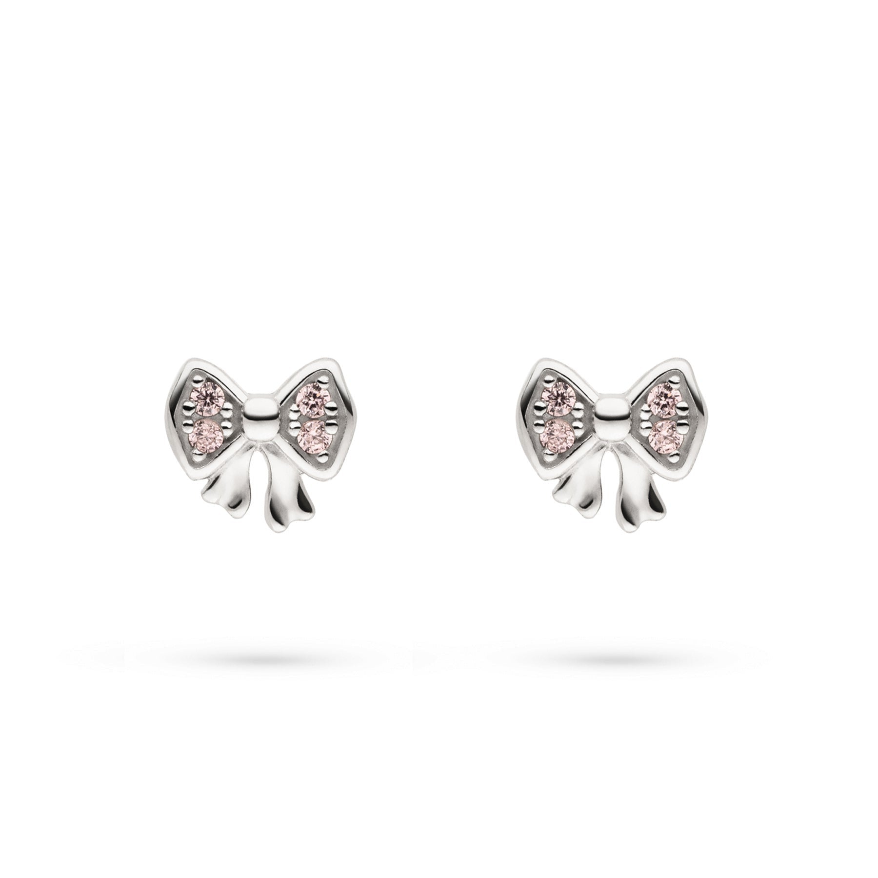 Kinder-Ohrstecker aus silberfarbenem Silber mit Schleifenmotiv und rosa Zirkoniasteinen. Die Frontansicht zeigt die filigrane Verarbeitung und die funkelnden Schmucksteine.