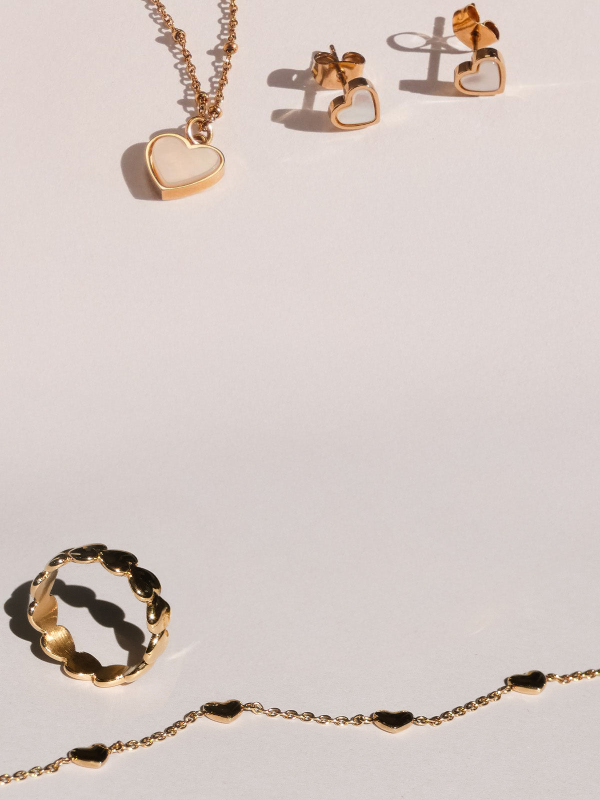 Neue Marke im Onlineshop: s.Oliver Uhren und Schmuck – elegante Armbanduhren mit Leder- und Milanaiseband, kombiniert mit feinem Schmuck. Zeitloser Style für jeden Tag.