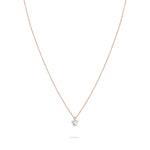 Das Tamaris Set - Sparkling Love von Tamaris besteht aus einer zarten roségoldenen Halskette mit einem einzelnen herzförmigen Anhänger aus klarem Edelstein, der jedem Look subtile Eleganz verleiht.