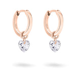 Roségoldfarbene Creolen mit baumelnden Herzanhängern und klaren Schmucksteinen aus dem Tamaris Set - Sparkling Love by Tamaris, abgebildet auf weißem Hintergrund.
