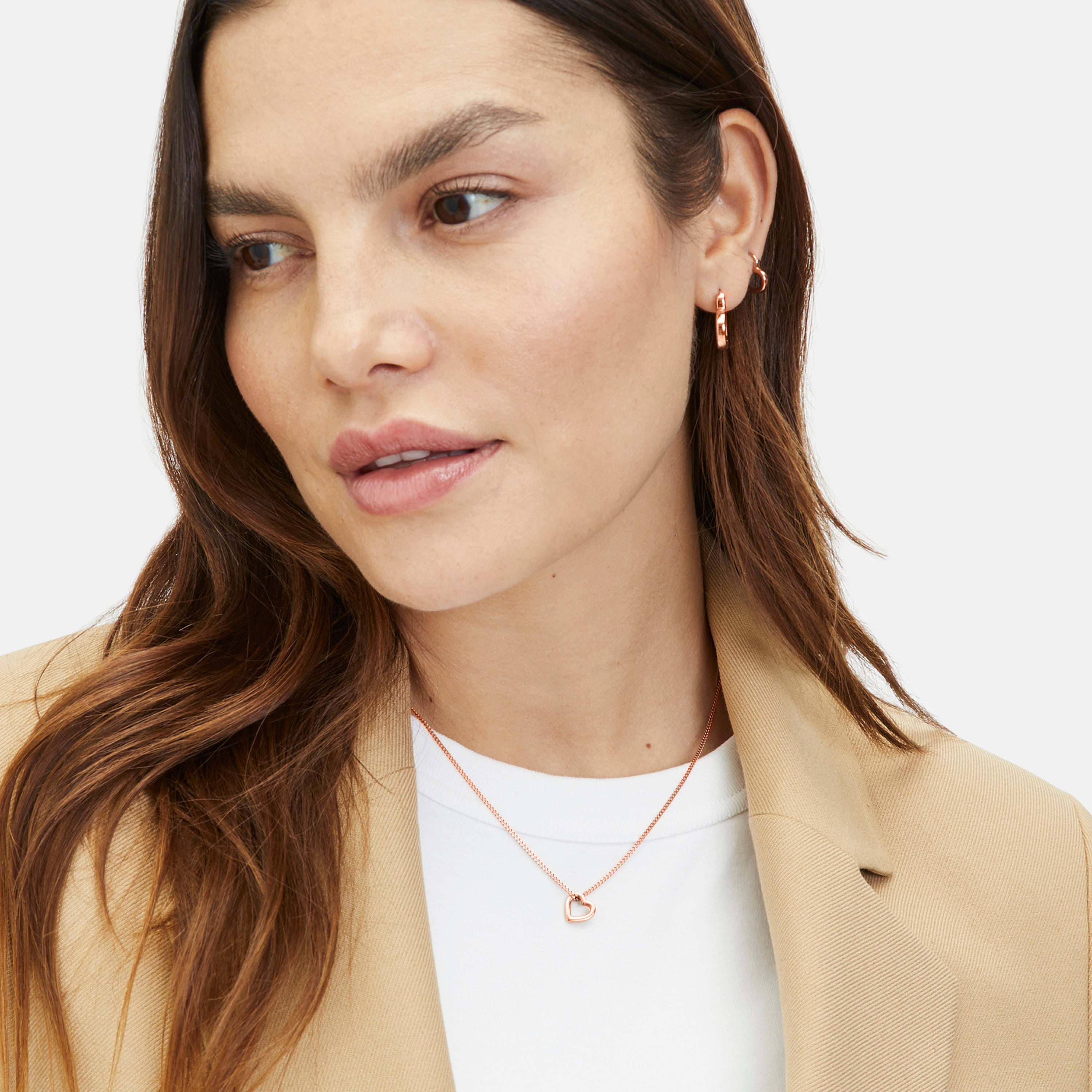 Model trägt die Tamaris Herz-Halskette „The Love Heart“ aus roségoldfarbenem Edelstahl mit filigranem Herzanhänger.