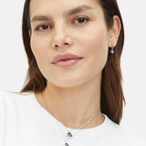 Tamaris Halskette bestehend aus einer filigranen, silbernen Kette und drei kleinen Charms mit verschiedenen Sternmotiven und Glitzersteinverzierungen; Tragebild