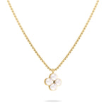 Die Tamaris Halskette - The Flower Pearl von Tamaris ist eine goldene Kette mit einem blumigen vierblättrigen Kleeblatt-Anhänger, der mit weißen perlenartigen Steinen verziert ist.
