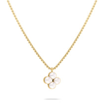 Die Tamaris Halskette - The Flower Pearl von Tamaris ist eine goldene Kette mit einem blumigen vierblättrigen Kleeblatt-Anhänger, der mit weißen perlenartigen Steinen verziert ist.