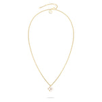 Tamaris Halskette - Die Flower Pearl von Tamaris besteht aus einer goldenen Kette mit einem Anhänger in Form einer vierblättrigen Blume auf weißem Grund.