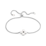 Das Tamaris Armband - The Flower Pearl ist ein silbernes, verstellbares Armband von Tamaris, das mit einer floralen Traube aus vier Perlen in der Mitte und kleinen Perlen an den Enden zeitlose Eleganz ausstrahlt.