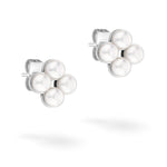 Tamaris Ohrstecker - Die Flower Pearl von Tamaris sind silberne Ohrstecker mit vier runden weißen Perlen, die in einem floralen Design auf jedem Ohrring angeordnet sind.