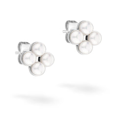 Tamaris Ohrstecker - Die Flower Pearl von Tamaris sind silberne Ohrstecker mit vier runden weißen Perlen, die in einem floralen Design auf jedem Ohrring angeordnet sind.