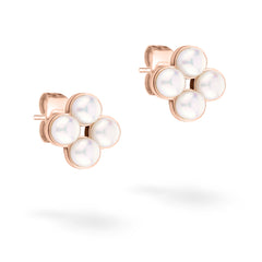Die Tamaris Ohrstecker - The Flower Pearl sind florale Stecker aus roségoldfarbenem Material, verziert mit vier runden weißen Perlen.