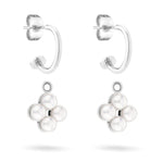 Die Tamaris Creole - The Flower Pearl Ohrringe von Tamaris sind silberne Creolen mit abnehmbaren Blumenanhängern aus vier zarten Glasperlen, die auf weißem Hintergrund abgebildet sind.