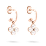 Die Tamaris Creole - The Flower Pearl Creolen von Tamaris haben ein florales Design in Roségold mit baumelnden Anhängern aus vier Blütenblättern und weißen Glasperlen-Akzenten.