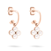Die Tamaris Creole - The Flower Pearl Creolen von Tamaris haben ein florales Design in Roségold mit baumelnden Anhängern aus vier Blütenblättern und weißen Glasperlen-Akzenten.