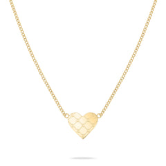 Die Tamaris Halskette - The T-Pattern Heart ist eine goldene Kette mit einem dezent gravierten Herzanhänger auf weißem Grund - ein elegantes Schmuckgeschenk von Tamaris.