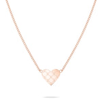 Die Tamaris Halskette - The T-Pattern Heart ist eine roségoldene Halskette mit einem herzförmigen Anhänger mit eingraviertem Muster auf weißem Hintergrund - eine elegante Geschenkwahl von Tamaris.