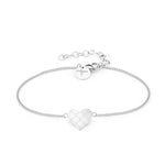 Das Tamaris Armband - The T-Pattern Heart hat einen zarten silbernen Herzanhänger und ein rundes Schildchen an einer verstellbaren feinen Kette - ein stilvolles Tamaris-Teil für jede Gelegenheit.