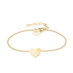 Das Tamaris Armband - The T-Pattern Heart hat ein zartes goldenes Design mit einem Herzanhänger, einer verstellbaren Kette und einem kleinen runden Anhänger in der Nähe des Verschlusses - das perfekte Geschenk für einen besonderen Menschen.