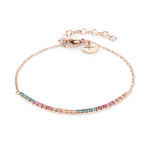 Tamaris Armband - The Rainbow Sparkling Beads: ein zartes goldenes Kettenarmband mit blauen, rosafarbenen und klaren Perlen sowie einem runden Anhänger in der Nähe des Verschlusses. Perfekt für schicke Lagenlooks von Tamaris.