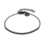 Das Tamaris Armband - The Black Sparkling Beads von Tamaris besteht aus einer dünnen schwarzen Kette mit rechteckigen Perlen, bunten Glassteinen, einem verstellbaren Verschluss und einem runden Anhänger - ideal, um einen stilvollen Lagenlook zu kreieren.