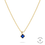 Die Tamaris Halskette - The Silver Collection besteht aus einer goldenen Kette mit einem quadratischen blauen Edelsteinanhänger und eignet sich perfekt als elegante Halskette für Damen. Abgebildet auf weißem Hintergrund. Marke: Tamaris.
