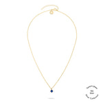 Tamaris Halskette - Die Silber Kollektion: Goldfarbene Halskette mit einem kleinen blauen Edelsteinanhänger für Damen von Tamaris, auf weißem Hintergrund.