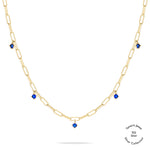 Tamaris Halskette - Die Silber Kollektion von Tamaris: Gold Gliederkette aus 925er Sterling Silber mit fünf gleichmäßig angeordneten blauen Edelsteinanhängern, auf weißem Hintergrund präsentiert.