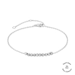 Elegantes Tamaris Armband "The Glimmer" aus 925 Silber mit feinen, texturierten Perlen und verstellbarem Verschluss - stilvoll präsentiert auf weißem Hintergrund.