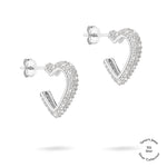 Die Tamaris Creole - Sparkling Hearts von Tamaris aus 925er Silber mit funkelnden Zirkonia präsentieren sich elegant als herzförmige Ohrstecker auf weißem Hintergrund.