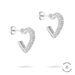 Die Tamaris Creole - Sparkling Hearts von Tamaris aus 925er Silber mit funkelnden Zirkonia präsentieren sich elegant als herzförmige Ohrstecker auf weißem Hintergrund.