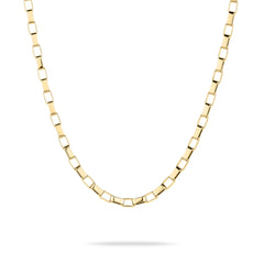 Tamaris Halskette - The Edge von Tamaris auf weißem Hintergrund mit dezentem Schatten - eine elegante rechteckige Gliederkette in Gold, perfekt für jede Gelegenheit.