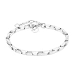 Das Tamaris Armband - The Edge besticht durch silberne, rechteckige Kettenglieder und einen runden Charme. Der verstellbare Verschluss macht es zu einem stilvollen Accessoire für Frauen.