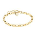 Das Tamaris Armband - The Edge von Tamaris mit goldfarbenen, flachen Gliedern und rundem Charm am verstellbaren Verschluss ist das ideale Accessoire für Frauen.