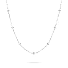 Die Tamaris Halskette - Tiny Tubes von Tamaris ist eine zarte silberne Kette mit kleinen horizontalen Stegen, ein filigranes und elegantes Accessoire - perfekt für dezente Eleganz zu jedem Outfit.
