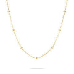Die Tamaris Halskette - Tiny Tubes zeichnet sich durch eine zarte Goldkette mit gleichmäßig verteilten kleinen horizontalen Balken aus, die dieses Tamaris-Stück zu einer zeitlosen Ergänzung jeder Schmucksammlung macht.