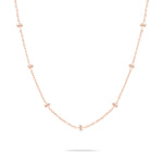 Die Tamaris Halskette - Tiny Tubes von Tamaris zeichnet sich durch zartes Goldfiligran mit kleinen, gleichmäßig verteilten Balkenakzenten auf weißem Grund aus - ein perfekter Damenschmuck, der jedes Outfit mit subtiler Eleganz aufwertet.