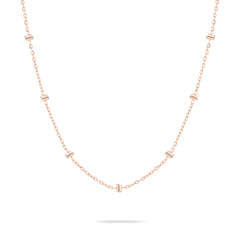 Die Tamaris Halskette - Tiny Tubes von Tamaris zeichnet sich durch zartes Goldfiligran mit kleinen, gleichmäßig verteilten Balkenakzenten auf weißem Grund aus - ein perfekter Damenschmuck, der jedes Outfit mit subtiler Eleganz aufwertet.