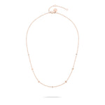 Die Tamaris Halskette - Tiny Tubes besticht durch zarte goldene Glieder mit feinen Akzenten, ideal als eleganter Damenschmuck für jeden Anlass. Ein zeitloses Design von Tamaris, perfekt präsentiert auf Weiß.