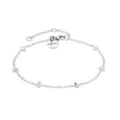 Das Tamaris Armband - Tiny Tubes: Ein silbernes Kettenarmband mit kleinen geometrischen Akzenten und einem verstellbaren Verschluss. Das perfekte Accessoire für Frauen - entdecken Sie die zeitlose Eleganz der Marke Tamaris.
