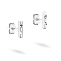 Tamaris Ohrstecker - Tiny Tubes von Tamaris in Silber-Optik, mit zwei kleinen Glassteinen pro Stecker, stilvoll auf weißem Hintergrund präsentiert.