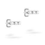 Tamaris Ohrstecker - Tiny Tubes aus Silber von Tamaris, mit drei funkelnden Glassteinen, präsentiert vor weißem Hintergrund.