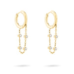 Die Tamaris Ohrhängerr - Tiny Tubes von Tamaris sind goldene Ohrringe mit baumelnden Ketten, die jeweils mit drei funkelnden Glassteinen besetzt sind - ein stilvolles Accessoire, das auf weißem Hintergrund gezeigt wird.