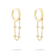 Die Tamaris Ohrhängerr - Tiny Tubes von Tamaris sind goldene Ohrringe mit baumelnden Ketten, die jeweils mit drei funkelnden Glassteinen besetzt sind - ein stilvolles Accessoire, das auf weißem Hintergrund gezeigt wird.