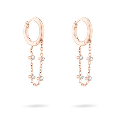 Elegante Ohrringe: Tamaris Ohrhänger Tiny Tubes in Roségold mit funkelnden Glassteinen und schimmernden Ketten, präsentiert auf weißem Hintergrund.